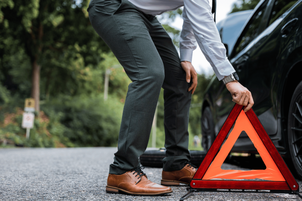 Posizionamento triangolo di pericolo auto in panne